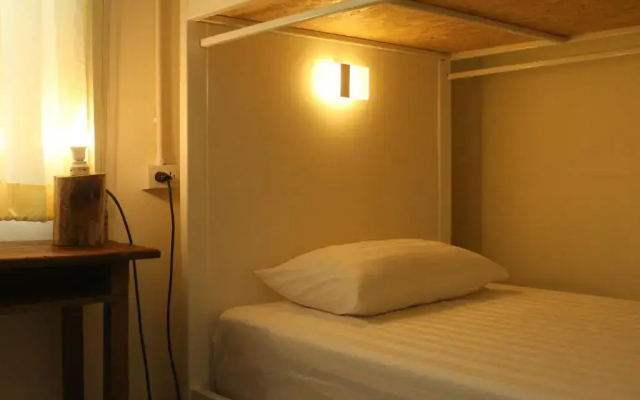 ATOM Poshtel - Hostel