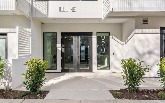 Illume All-suite Corner Unit Overlooking Pool 2 Bedroom Condo