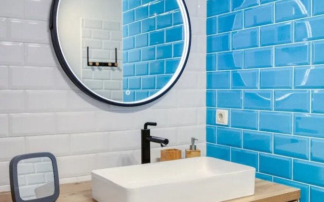 Modern Comfort by the Lagoon