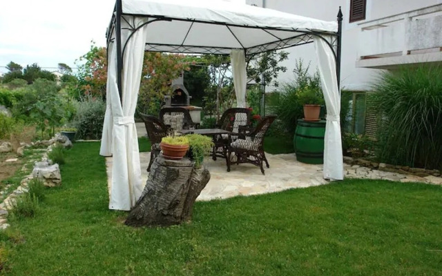 Frane - With Garden - A2