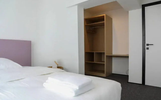 Kamiel -belle Epoque Apartment With Modern Comfort