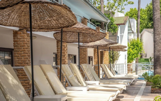 Tropic Beach Club Side