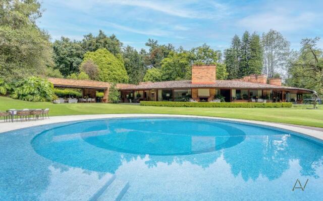 Lavish Villa with Pool I Jacuzzi, Gym & Tennis Court