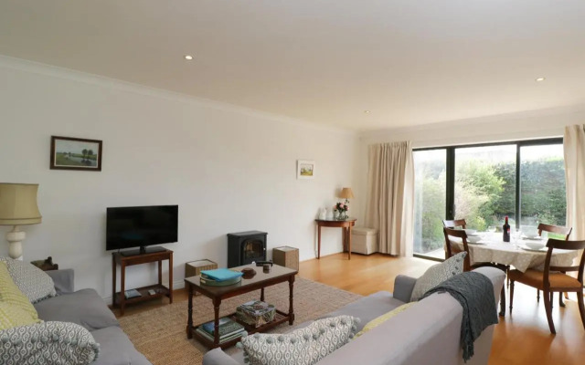 1A Erneston Crescent