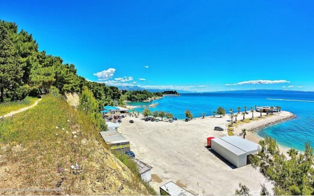 Sunny Apartment with private parking