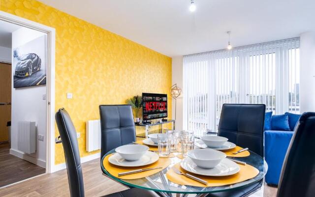 MAEVELA® - Lamborghini Themed Top Floor Penthouse Apt ✯ City Centre w/Juliet Balcony ☆ FREE PARKING → With 55 Inch Smart TV & Bedroom TV's, FREE NETFLIX & WIFI ✘