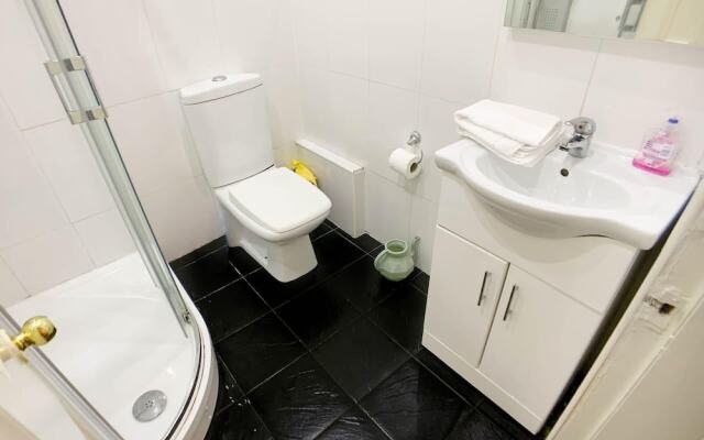 Large Glasgow South Family Home - Free Parking
