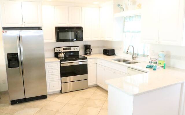 Jamaica Royale - 065 - 1 Br Apts