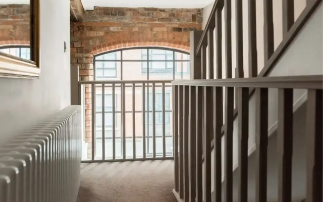 The Warehouse Loft - Trendy Converted Warehouse 3bdr