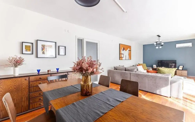 Spacious Flat w Balcony 3 min to Bagdat Ave