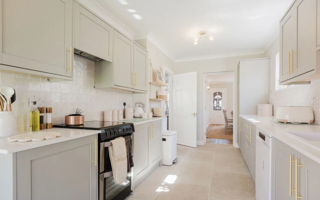 Beautiful 4 BD Home near Woodstock