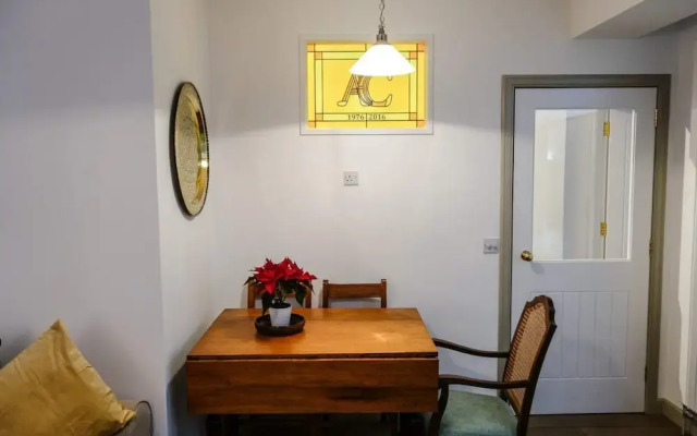 Quiet Ground Floor Mews Flat and Parking