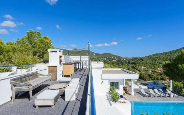 Magnificent Holiday Home With View