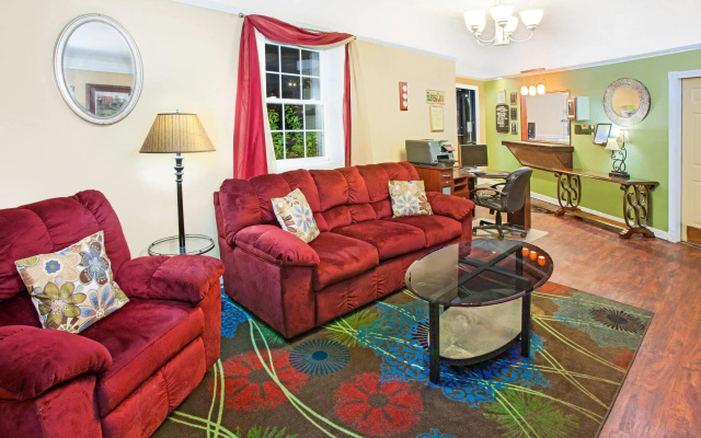 Days Inn & Suites by Wyndham Terre Haute