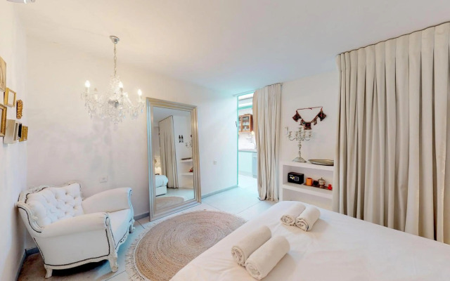 Roman Atmosphere by HolyGuest