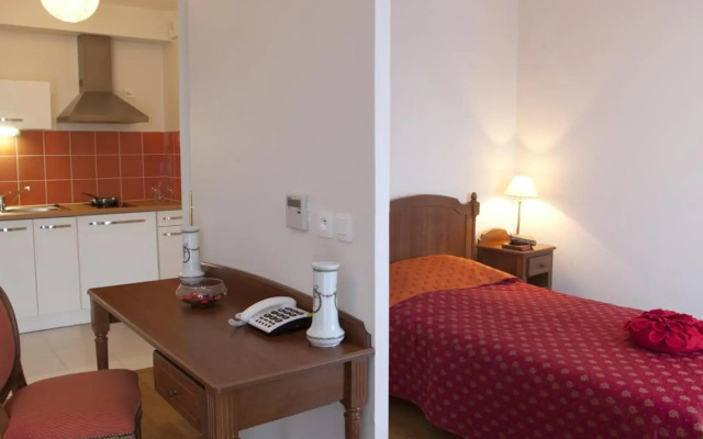 Médicis Burgundy Home