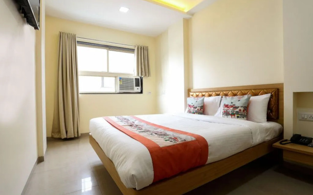 OYO 10677 Hotel Monarch Guestline