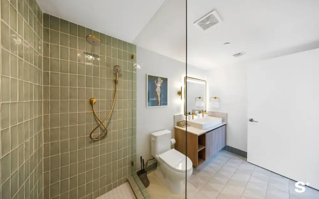 Luxury Downtown 2 BR with Skyline View