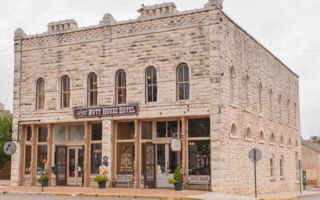 Nutt House Historic Hotel