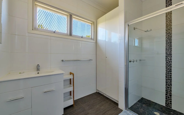 Getaway Villas Unit 3 - 3 Bedroom Self-Contained Villa with a Deck