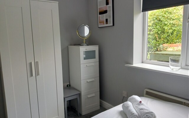 Beautiful and Secluded ,detached Garden Apartment
