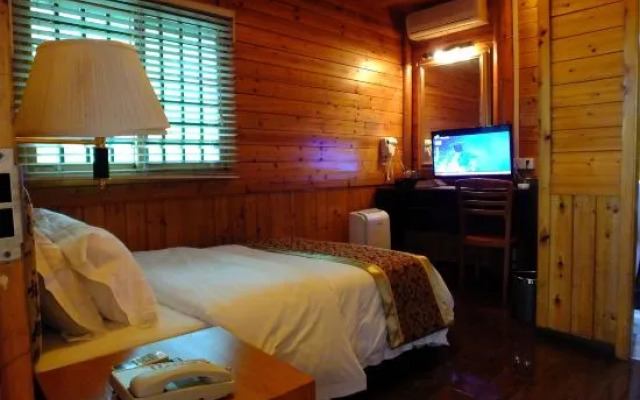 Lotus Mountain Hot Spring Resort