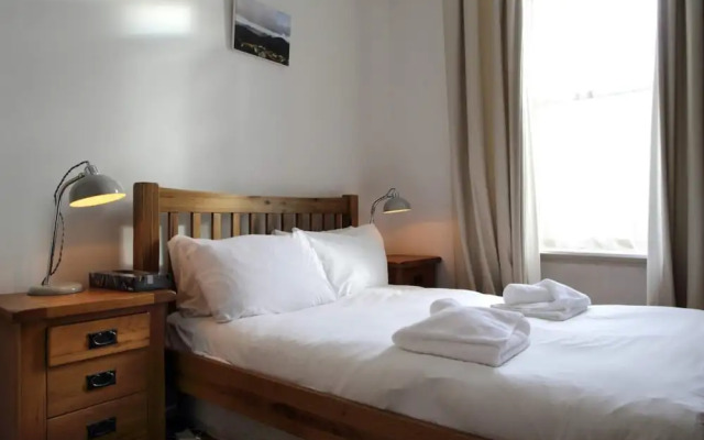 Central and Spacious 2 Bedroom Flat With Garden