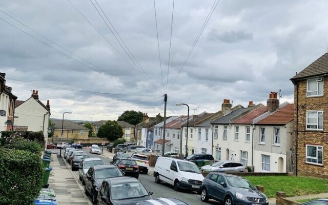 Charming 2-bed Apartment