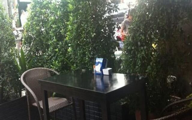 Pra-Tna Guest House And Coffee