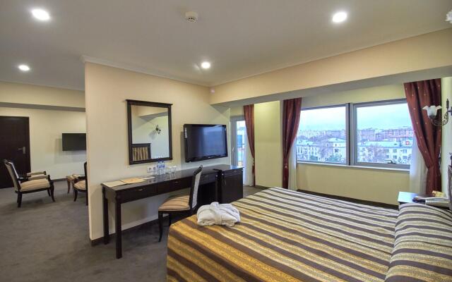 Grand Mir Hotel