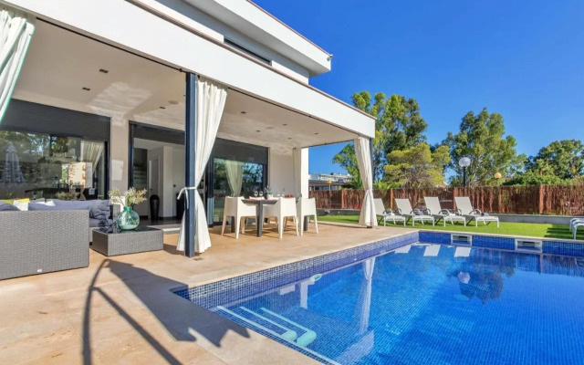 Beach Villa Cosins 1 Mel by Sealand Villas