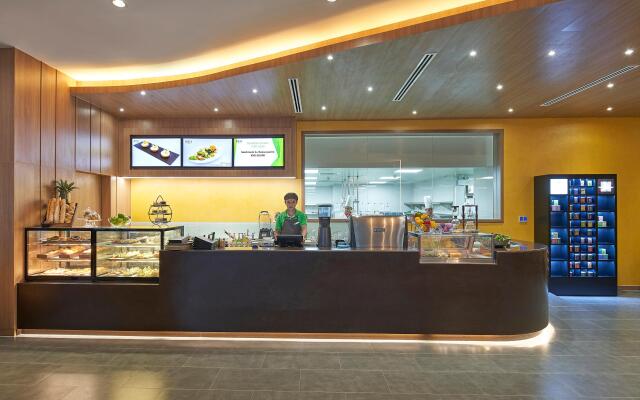 Holiday Inn & Suites Saigon Airport, an IHG Hotel