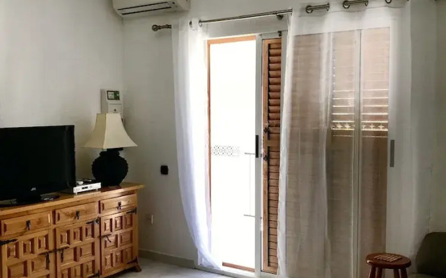 2-bed Apartment 10 min Drive to the Beach!