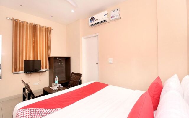 OYO 13037 Hotel Ambassador