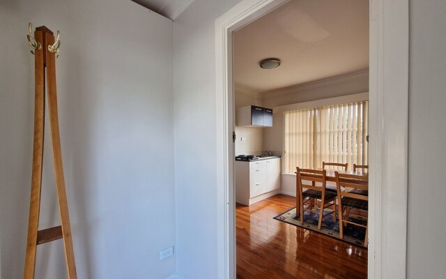 Cosy Unit by Airport - Heat Pump - WIFI