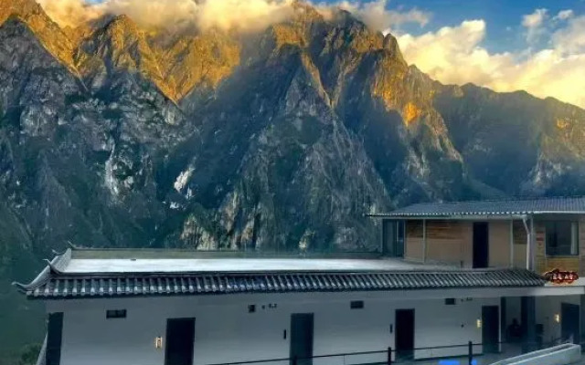 Upper trekking route·Cloud  Way·Snowy mountain view homestay