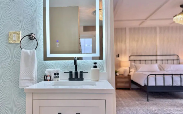 The Colonial Mt. Lebanon by Luxe PGH