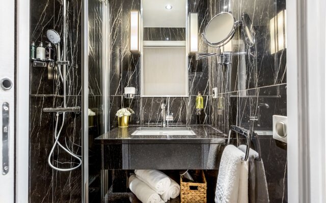 Luxury 4 Bedroom 3 Bathroom Louvre - AC