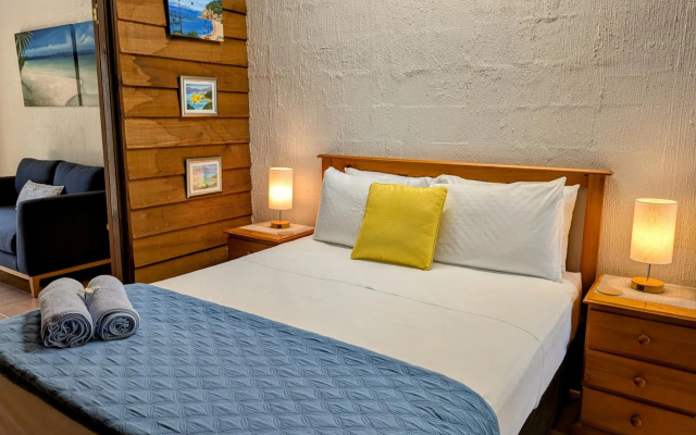 Beachside Cottage - A Private Peaceful Hidden Gem 50m to Beach – Guest Rooms – Magnetic Island