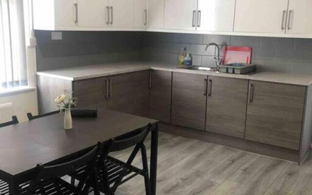 5 bed stylish & modern close to Football grounds