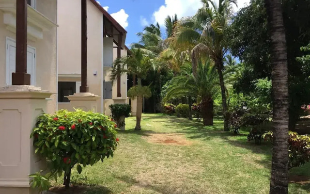 Residence With 6 Seafront Bungalows and Swimming