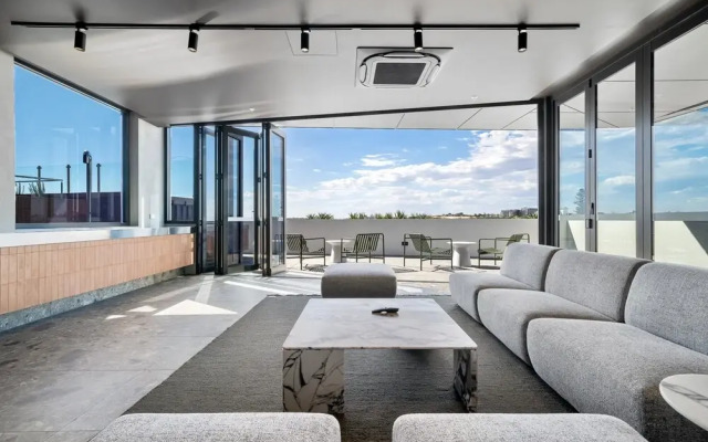 Coastal Apartment With Rooftop Pool