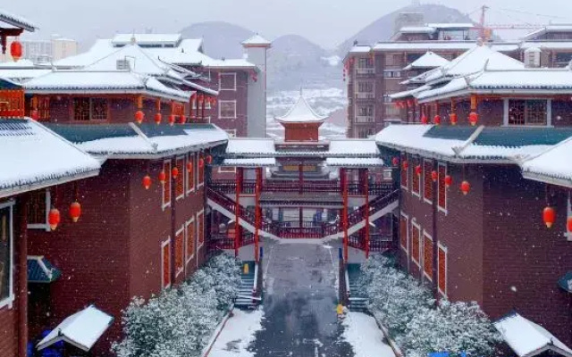 Kaili Wanhuzhai Hotel (South High-speed Railway Station)