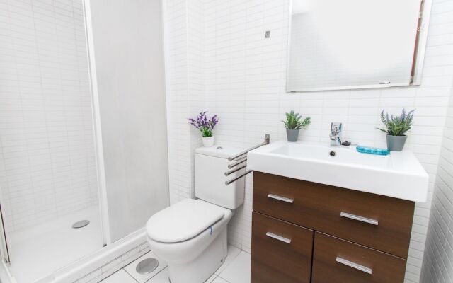 Modern & Stylish Flat Dos Aceras by La recepcion