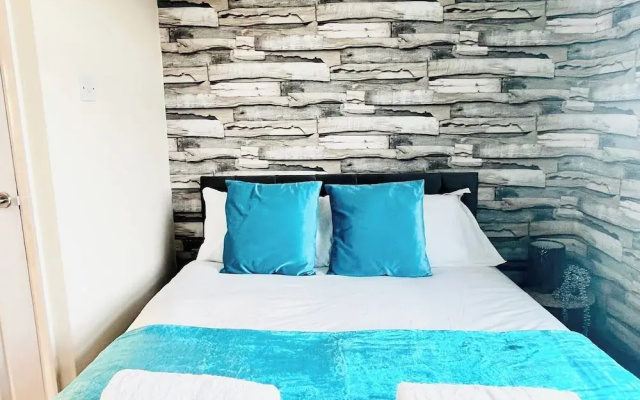 House - Sleeps 10 - Parking - Garden