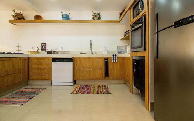 Linda casa c/piscina a beira mar AJA017