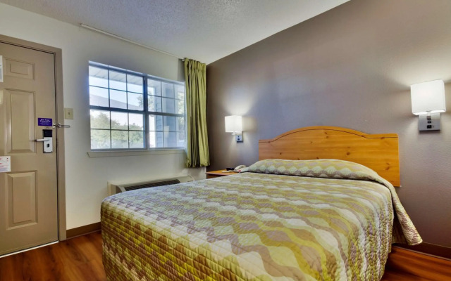 Studio 6 Dallas-Garland / Northeast