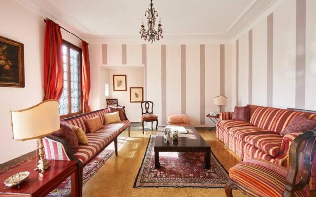 Ca' Fenice, charming apartment in San Marco, sleep 7