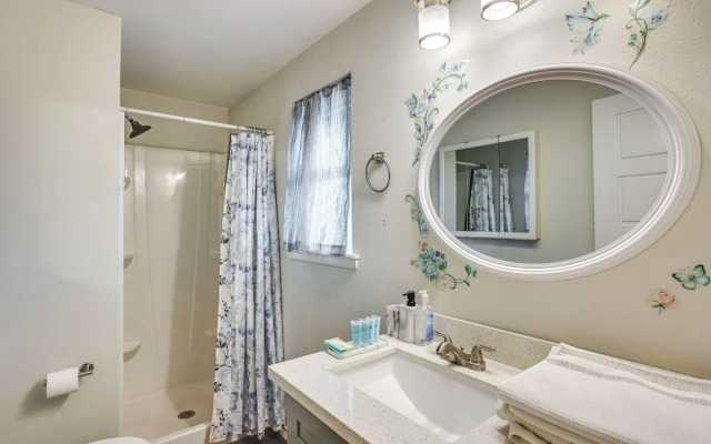 3 Mi to Dtwn Tacoma: Pet-friendly Home