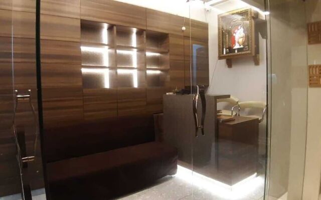 Rajhuns Deluxe Lodging